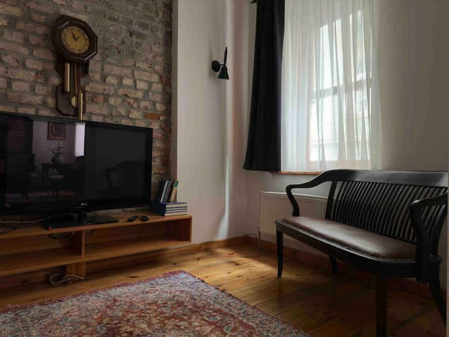 2br, 2ba, 1st Floor Of Historical Building ,galata Daire İstanbul
