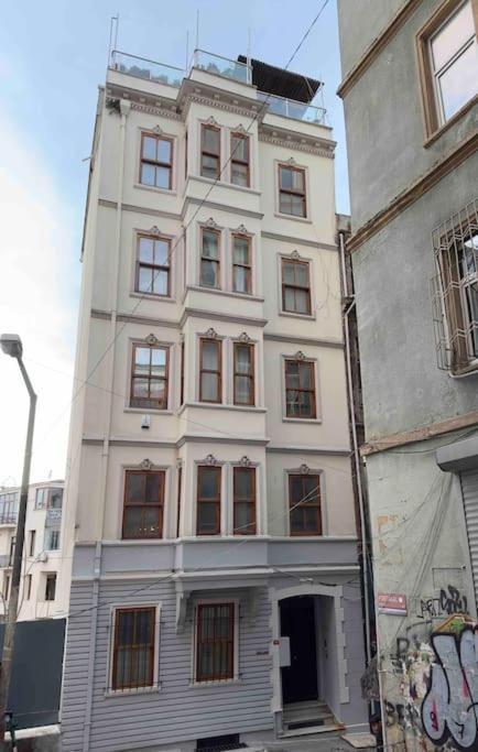 2br, 2ba, 1st Floor Of Historical Building ,galata