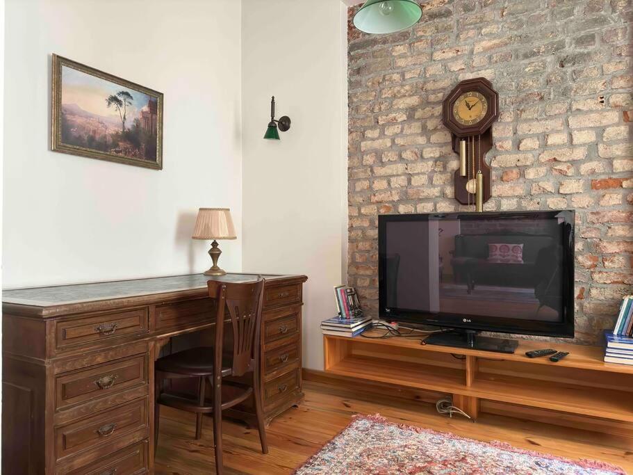 Daire 2br, 2ba, 1st Floor Of Historical Building ,galata