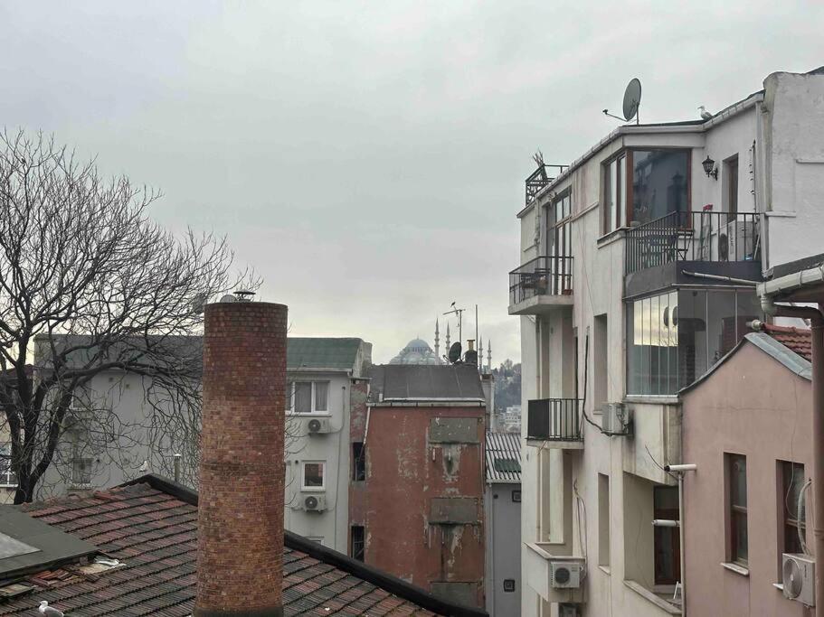 Daire 2br, 2ba, 1st Floor Of Historical Building ,galata *